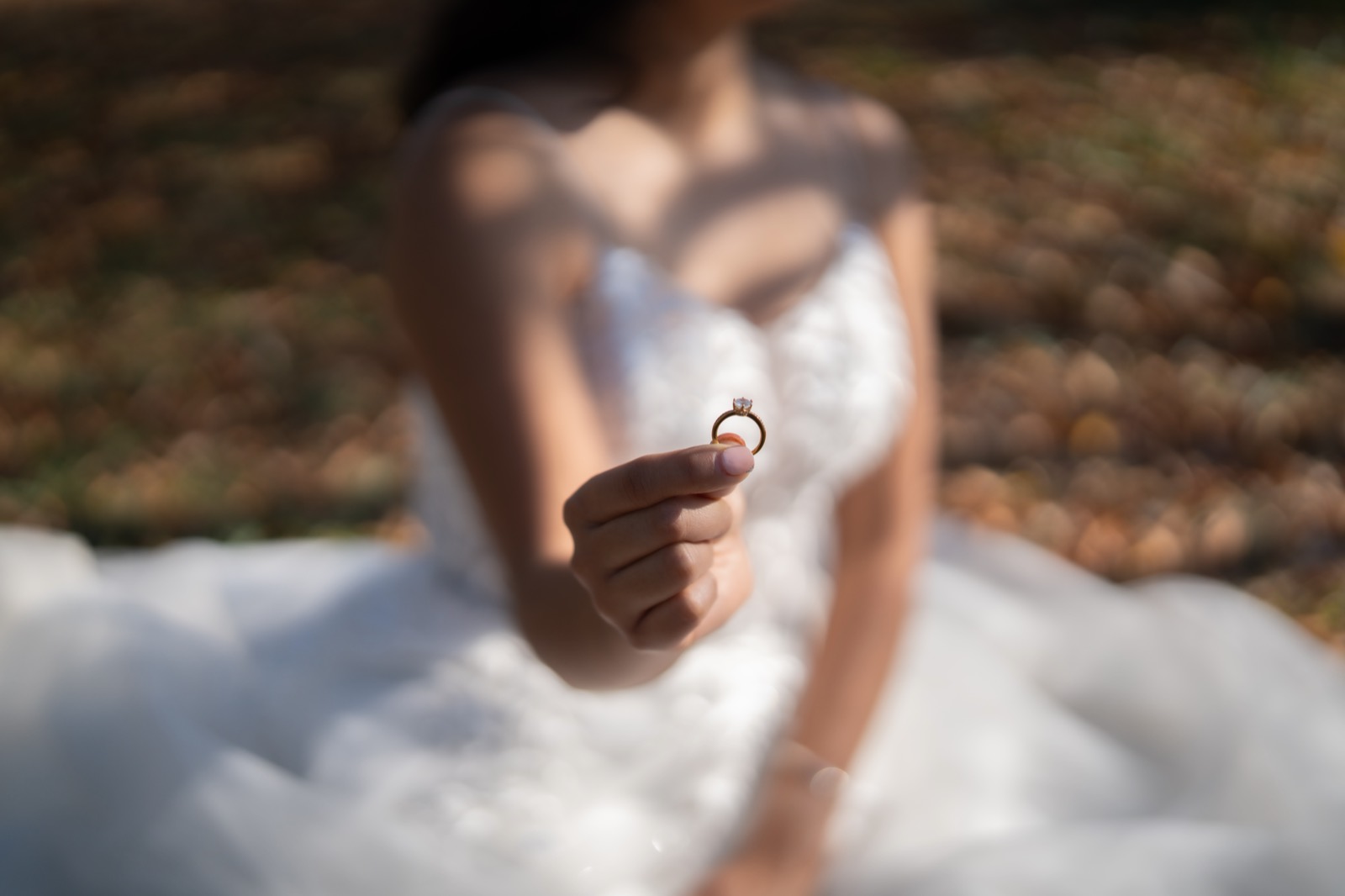 Novia mostrando su anillo a contraluz
