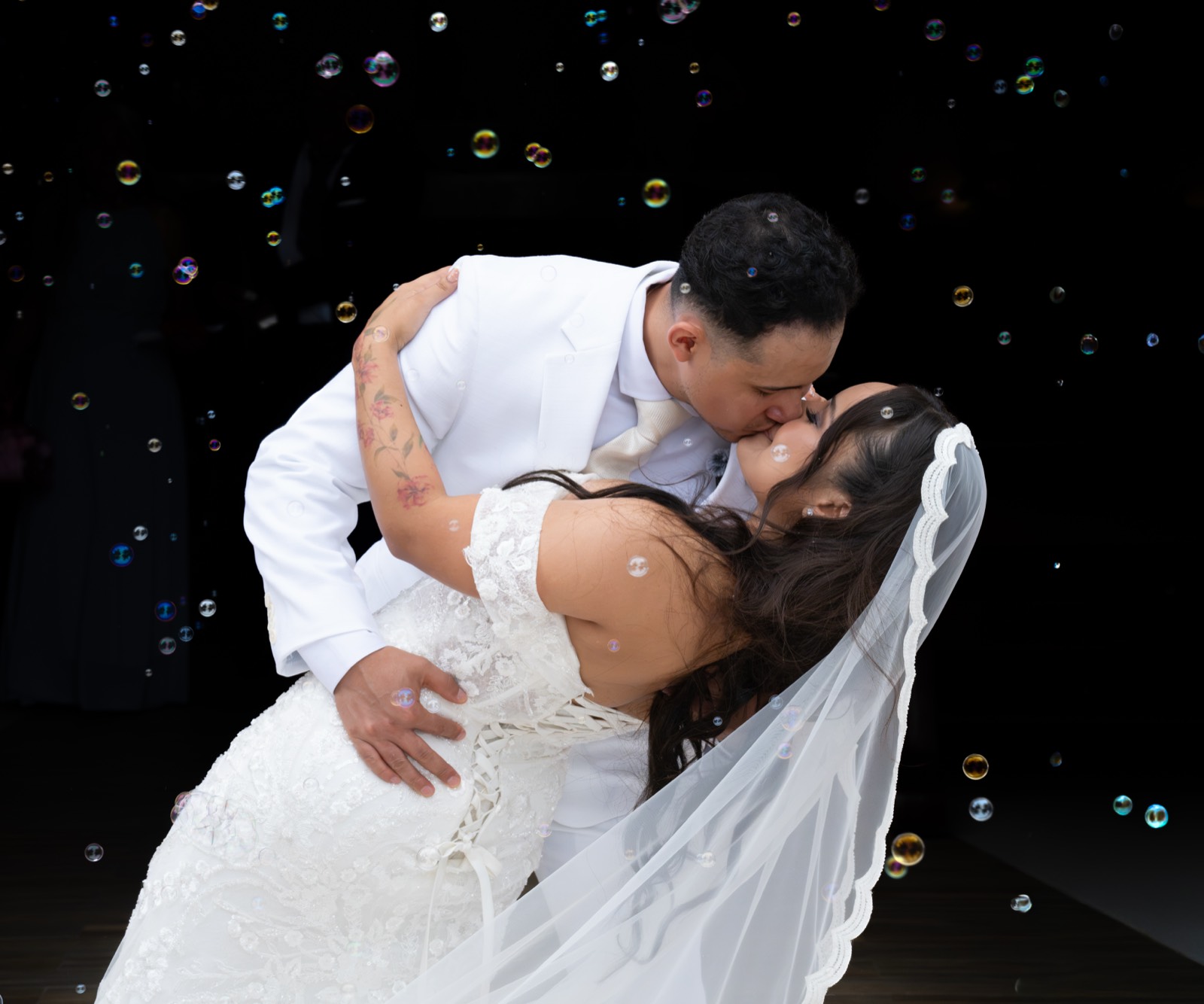 Beso de los novios entre burbujas