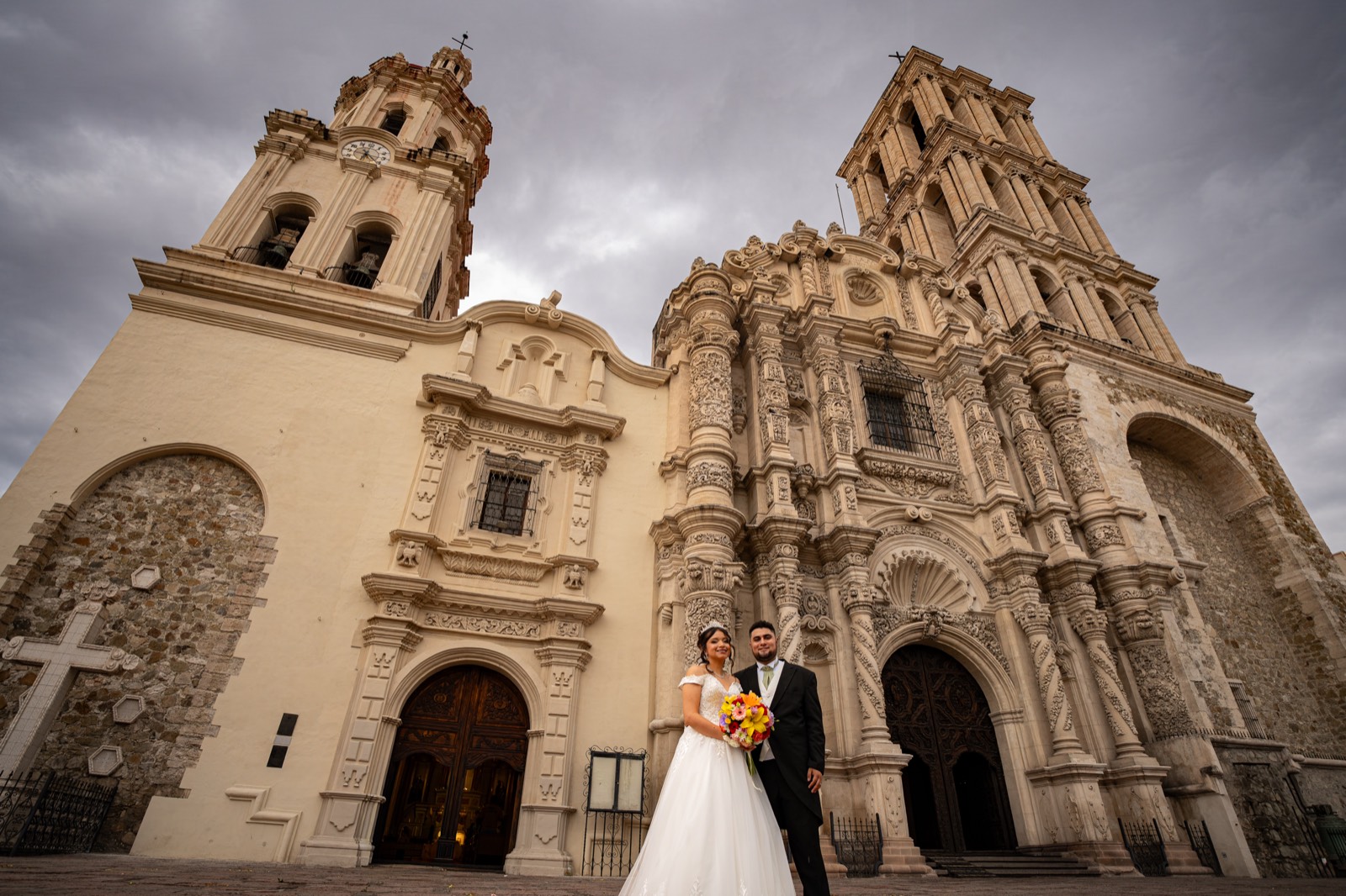 Novios frente a la Catedral de Saltillo