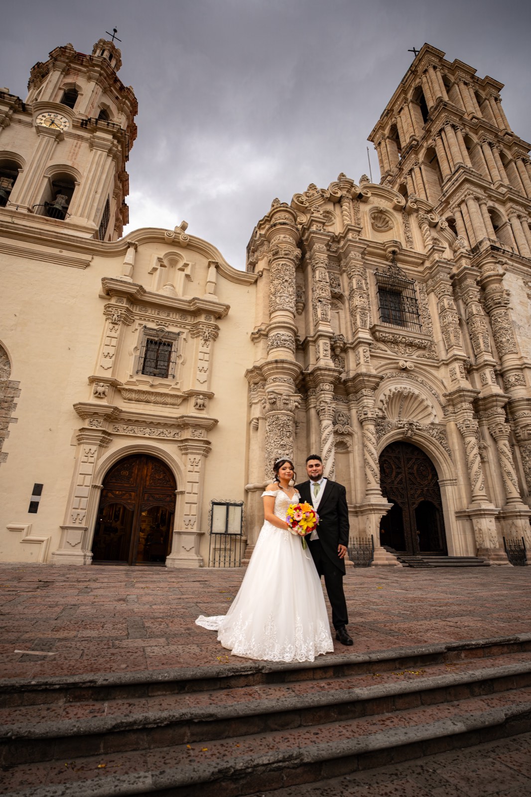 Novios frente a la Catedral de Saltillo
