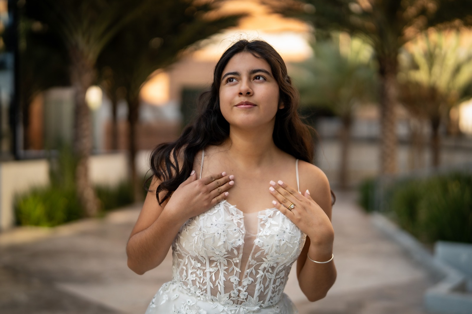Novia con luz dorada de atardecer