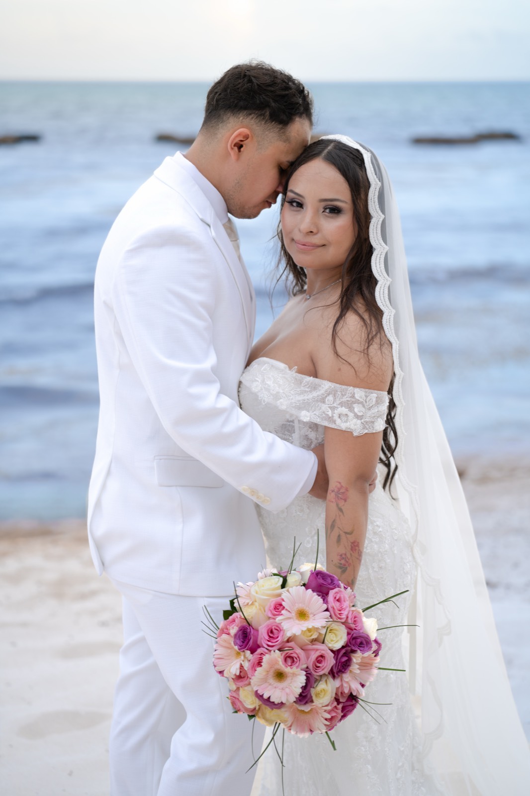 Novios abrazados en la playa