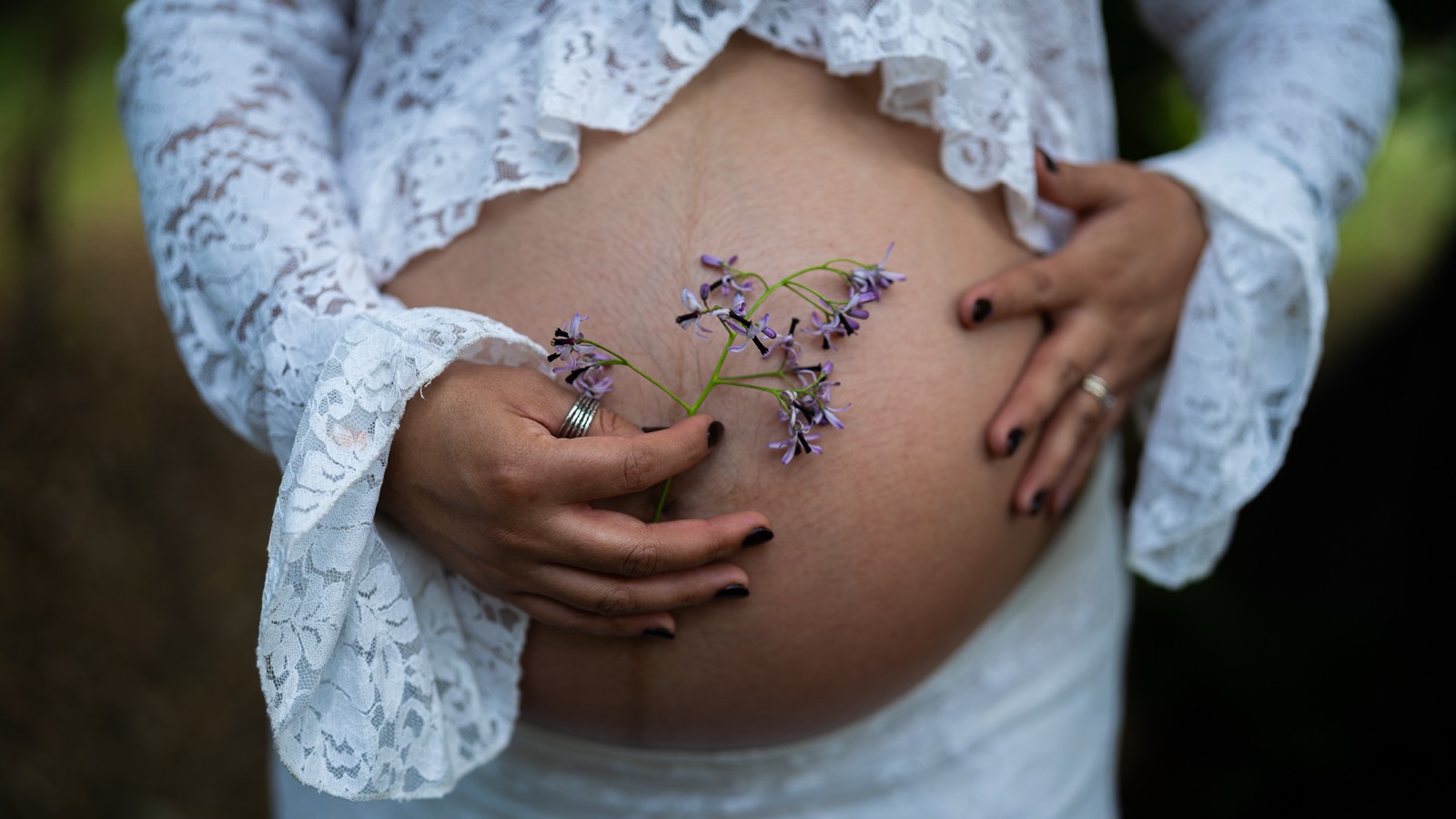 Detalle de maternidad con flores
