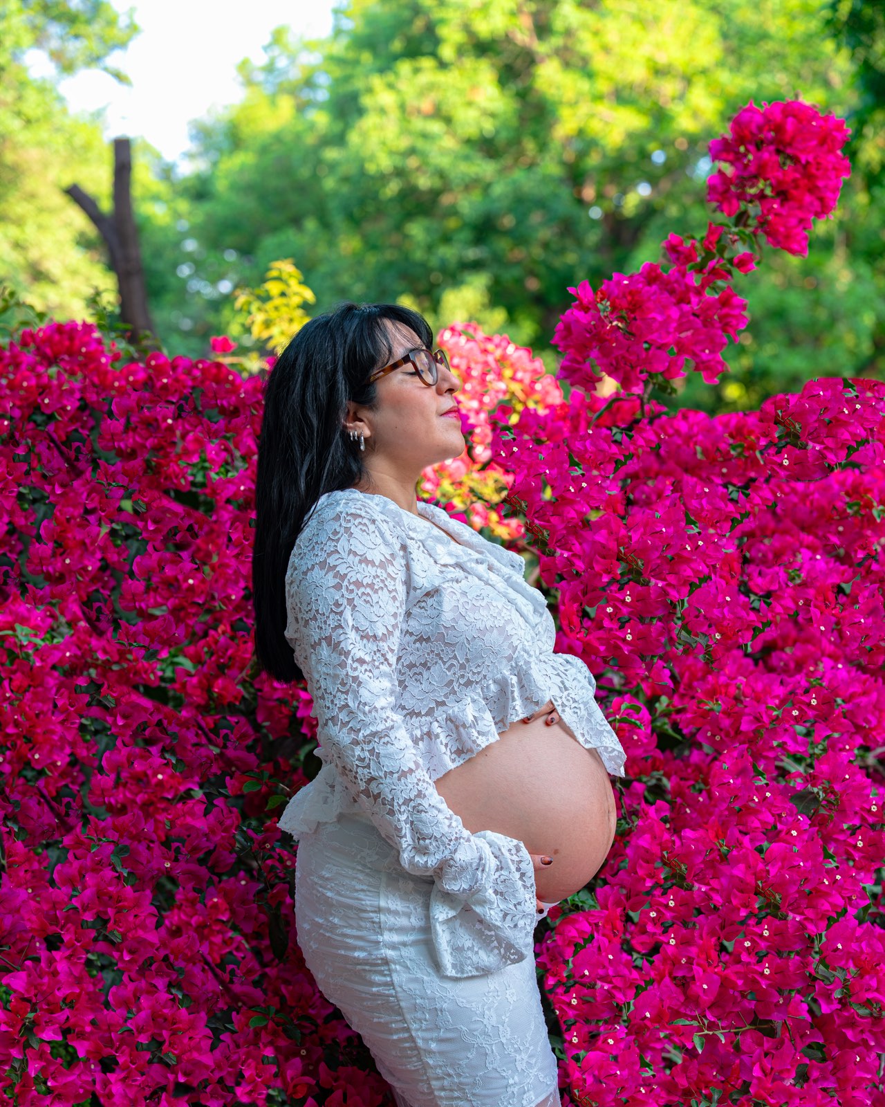 Sesión de maternidad entre bugambilias