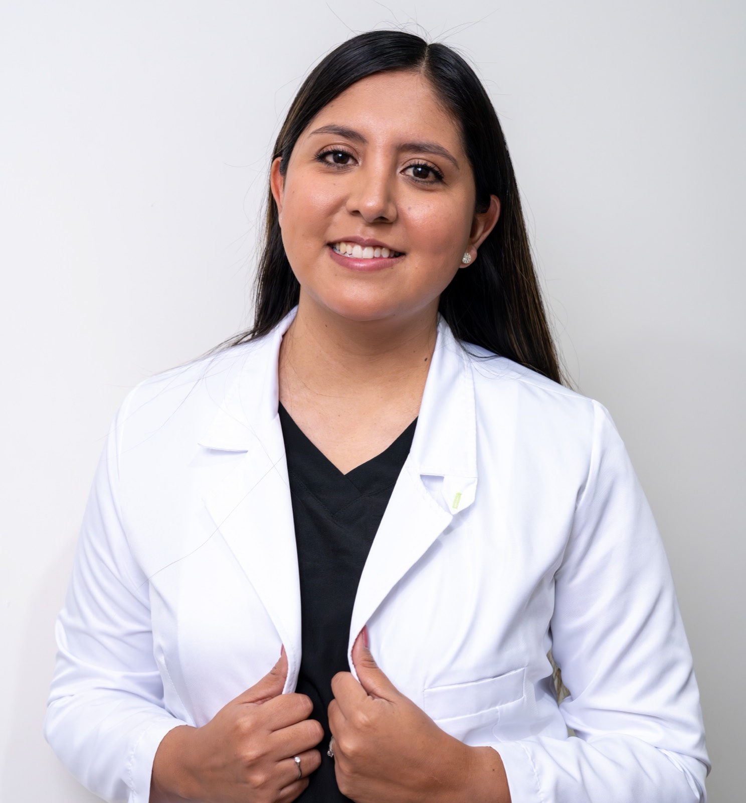 Retrato profesional de una doctora con bata blanca